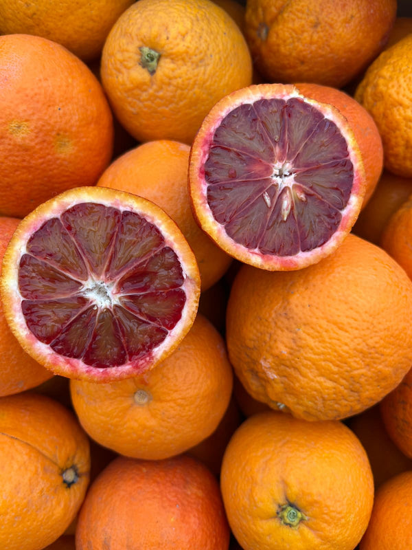 Aufgeschnittene Bio-Moro-Blutorange aus Sizilien
